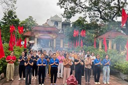 TẬP THỂ CB GV NV TRƯỜNG MẦM NON HỢP THANH THẮP HƯƠNG TRI ÂN CÁC ANH HÙNG LIỆT SĨ