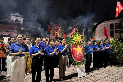 ĐOÀN THANH NIÊN TRƯỜNG MẦM NON HỢP THANH THẮP NẾN TRI ÂN CÁC ANH HÙNG LIỆT SĨ