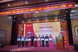 BAN CHẤP HÀNH ĐẢNG BỘ XÃ MỸ ĐỨC TẶNG GIẤY KHEN CHI BỘ TRƯỜNG MẦM NON HỢP THANH