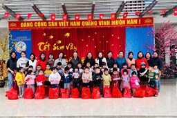 TRƯỜNG MẦM NON HỢP THANH TỔ CHỨC TRAO QUÀ TẾT CHO TRẺ CÓ HOÀN CẢNH KHÓ KHĂN