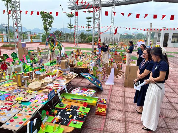 Đồ dùng tự tạo lớp 4TB2