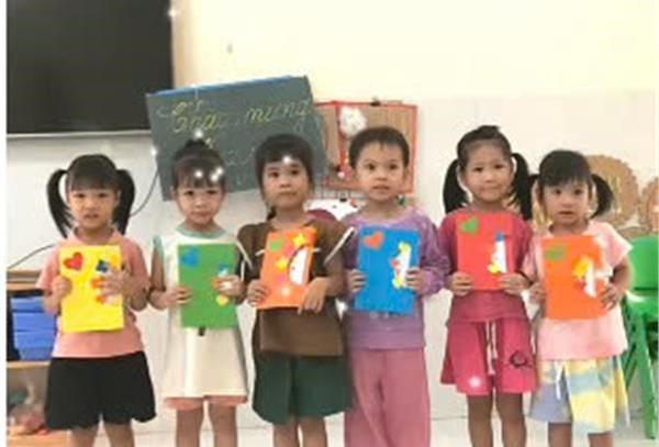 HĐTH: LÀM THIỆP TẶNG MẸ NHÂN NGÀY 20/10 LỚP B3