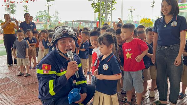 Giao lưu với chú lính cứu hỏa